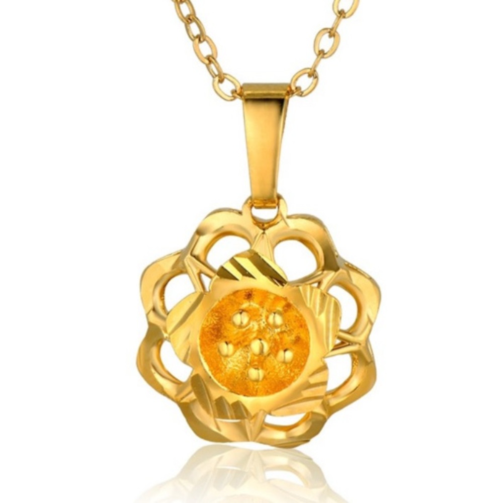18k Gold Plated Flower Pendant Necklace NWT
